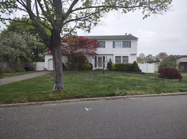26 Curtis Ave, Bellport, NY 11713