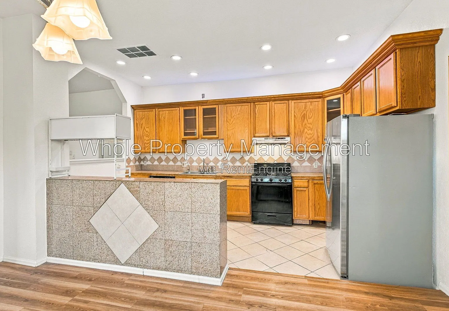 4 bed, 2.0 bath, 2400 sqft, $3,200 — Photo 4