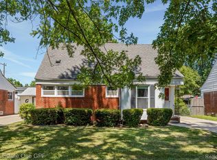 19943 Lancaster St, Harper Woods, MI 48225