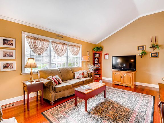 4th image of 309 Langley Ct