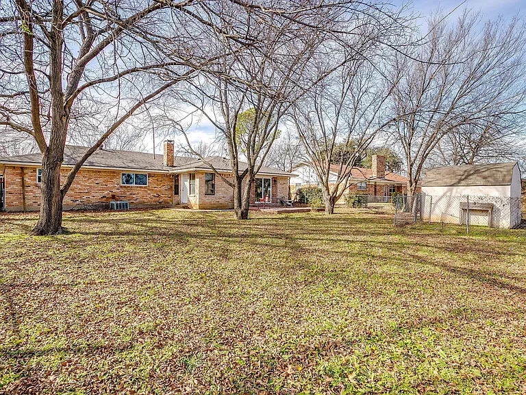 109 SE Dian St — Photo 39