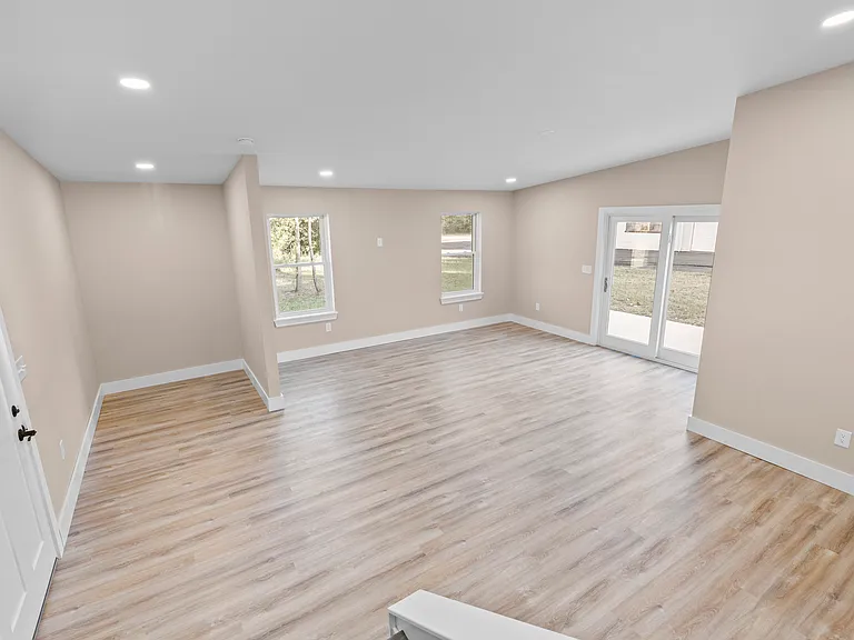 325 W Reliance Rd — Photo 11