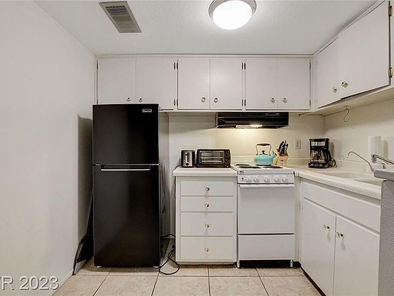 5th image of 3821 1/2 Daisy St APT 25