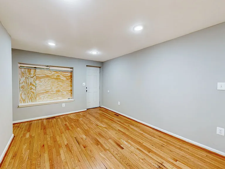 1142 Sargeant St — Photo 6