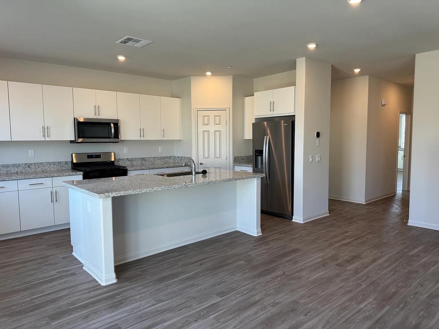 5 bed, 3.5 bath, 2677 sqft, $3,495 — Photo 4