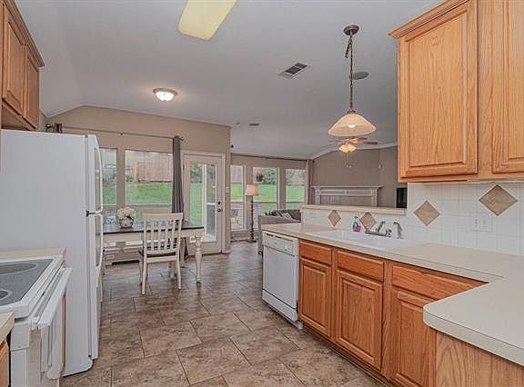 3rd image of 2306 Wilmette Dr