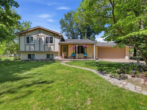 5069 Warmbriar Dr, White Lake, MI 48383