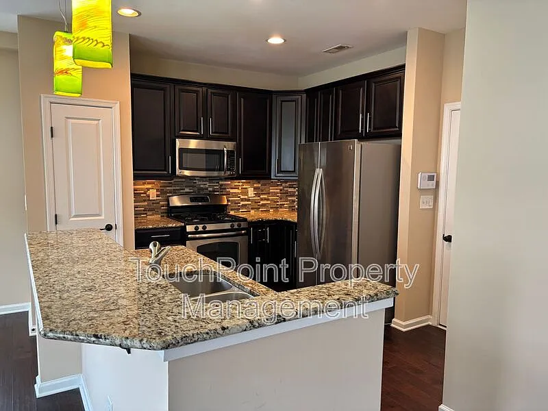 3 bed, 2.5 bath, 1900 sqft, $2,195 — Photo 3