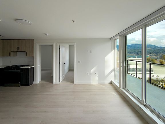 4th image of 2002 Saint George St #406