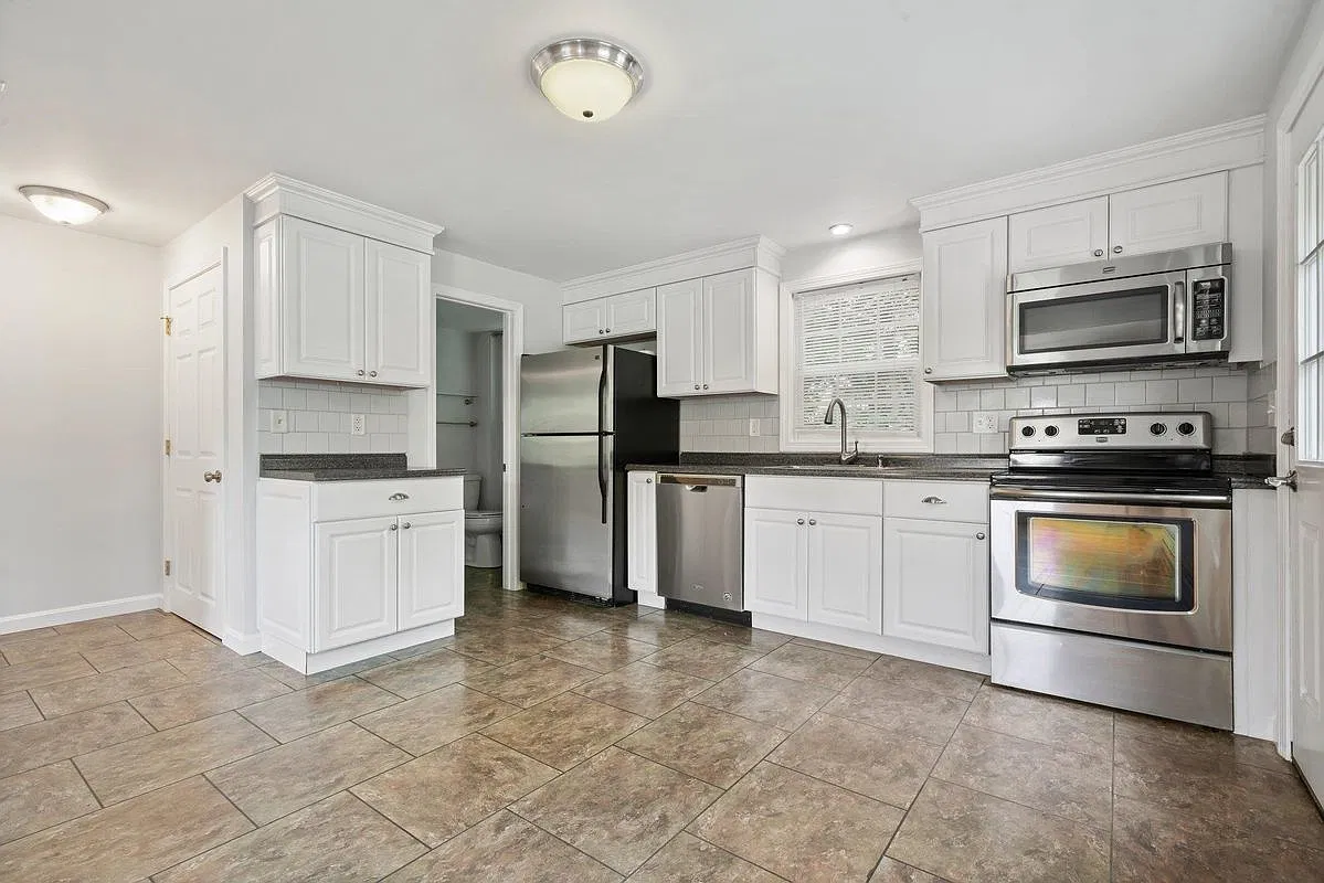 2 bed, 2.0 bath, 936 sqft, $2,435 — Photo 2