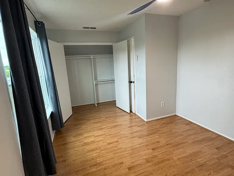 323 Towne House Ln — Photo 8