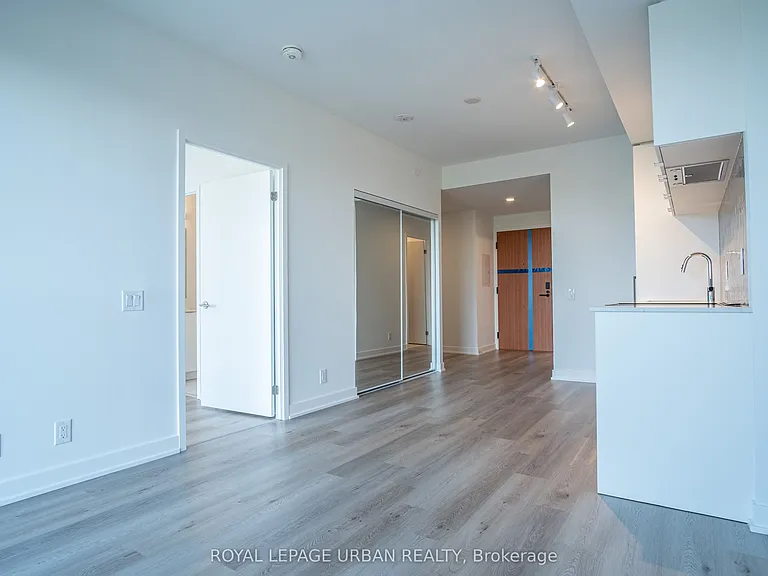 1660 Bloor St W #913 — Photo 4