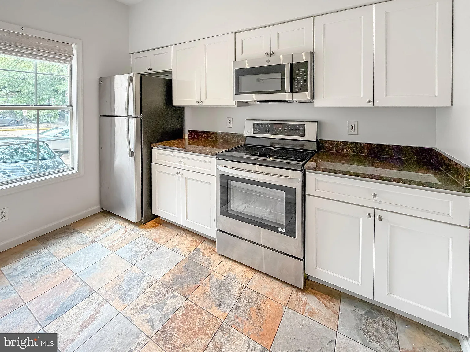 3 bed, 3.5 bath, 1652 sqft, $3,200 — Photo 2