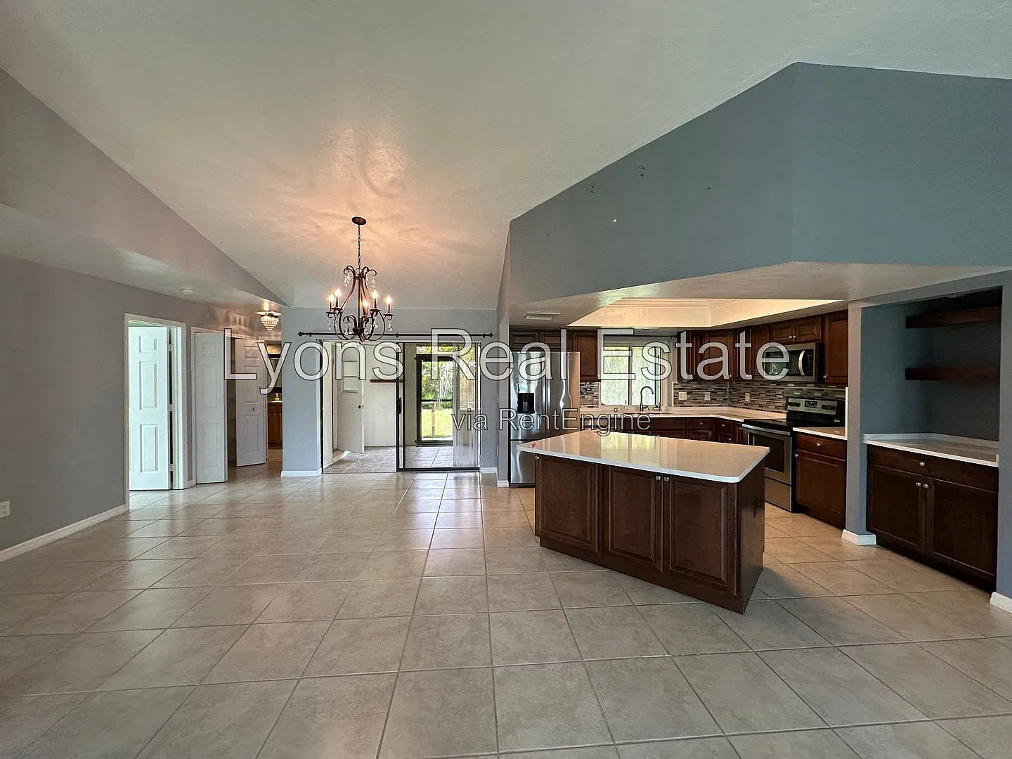 3 bed, 2.0 bath, 1705 sqft, $1,995 — Photo 3