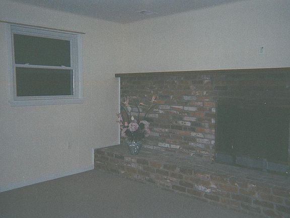 Bedroom w/fireplace