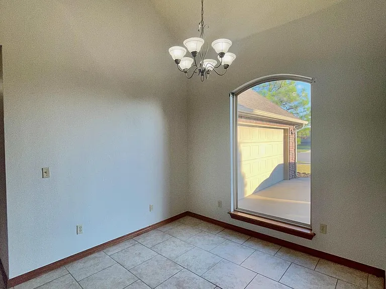 819 Rickwood Cir — Photo 4