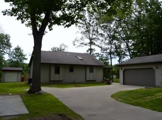 2533 Tower Hill Rd, Houghton Lake, MI 48629