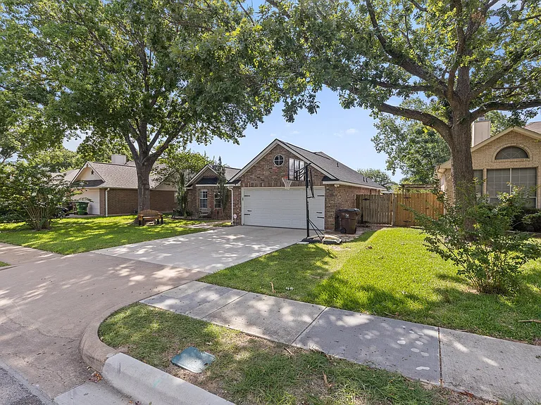 2305 Raintree Path — Photo 2