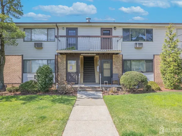 1335 Cricket Ln, Woodbridge, NJ 07095