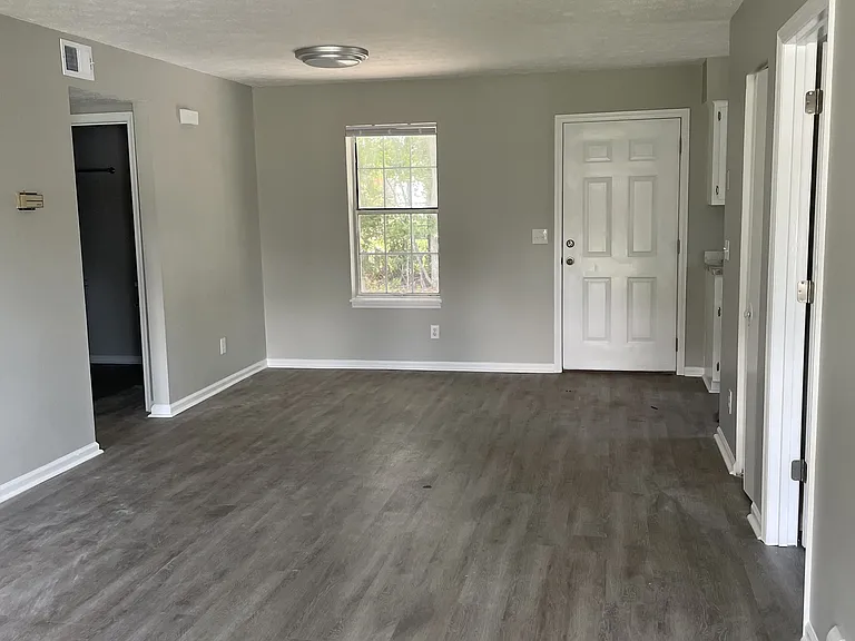 2630 Lincoln Park Dr — Photo 3