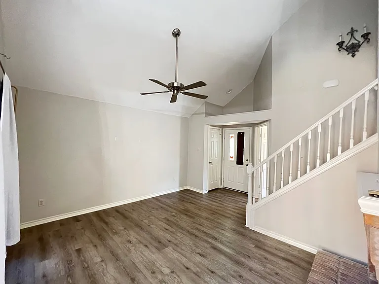 10913 Gable Dr — Photo 3