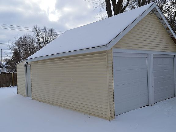 3rd image of 740 Cleo St