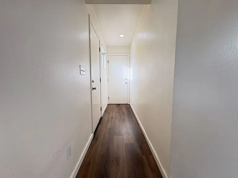 1003 Victoria Ave — Photo 8