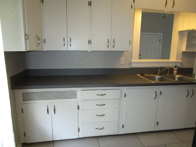 611 S Flood Ave — Photo 6