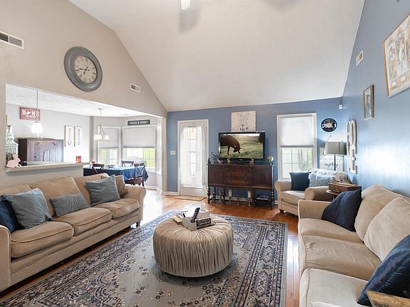4th image of 296 Kimberly Cir