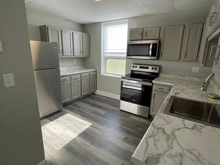 815 W. Columbia — Photo 13