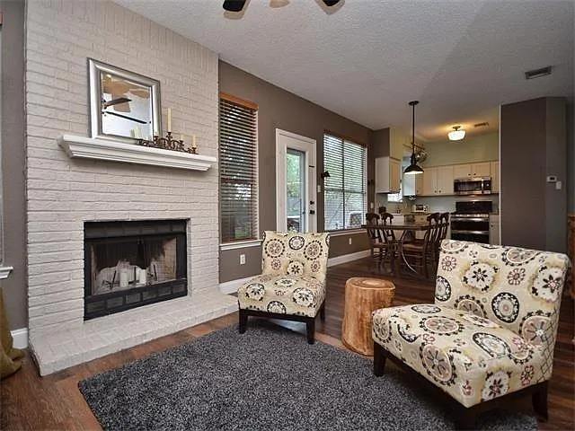 4 bed, 2.5 bath, 1969 sqft, $2,350 — Photo 4