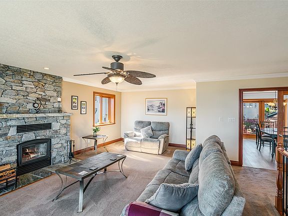 5th image of 526 Douglas Pl