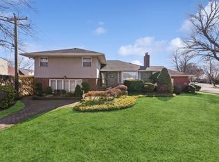 105 Kate Dr, New Hyde Park, NY 11040