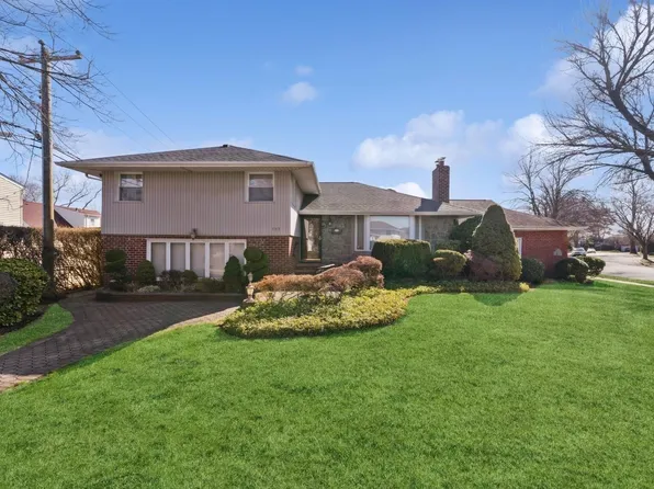 105 Kate Drive, New Hyde Park, NY 11040