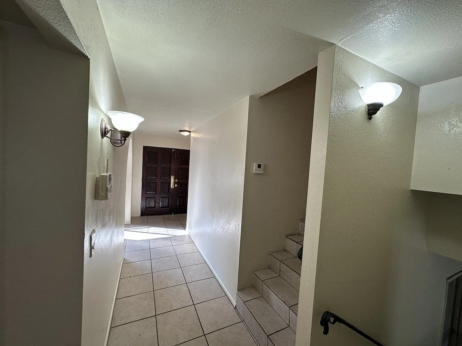 3 bed, 2.5 bath, 2400 sqft, $2,250 — Photo 2