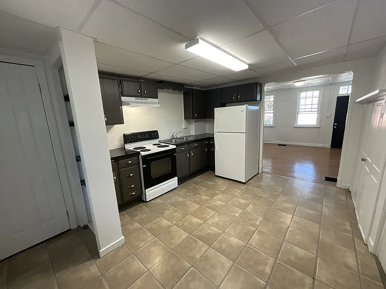 330 W King St — Photo 3