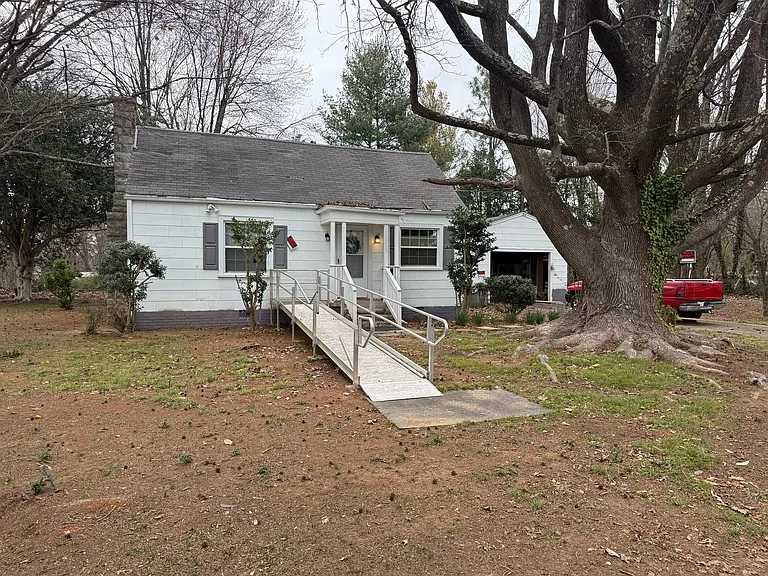 826 W Terrell St — Photo 1