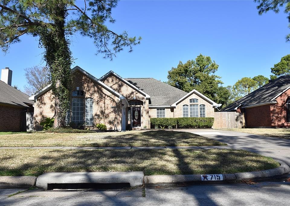 1st image of 715 Oak Harbor Dr