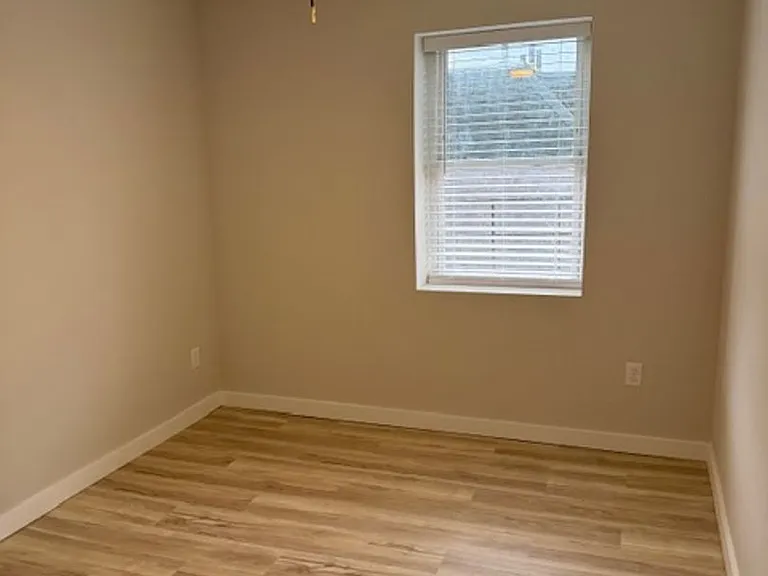 939 Chateau Ave — Photo 8