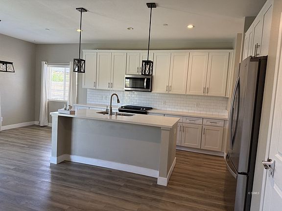 5th image of 423 Abigail St