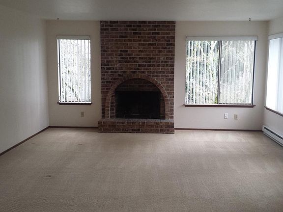 Spacious livingroom, large windows