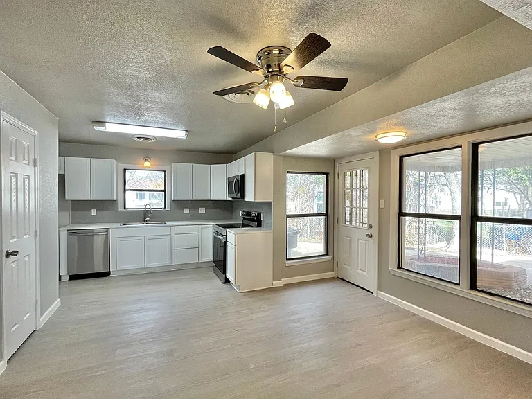 302 Washington St — Photo 14