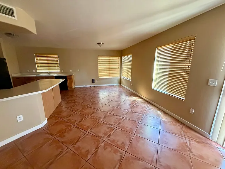 7205 S 39th Dr — Photo 3