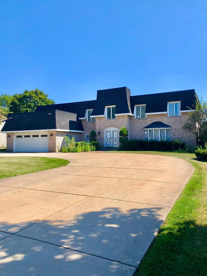 16W623 87th St photo 1