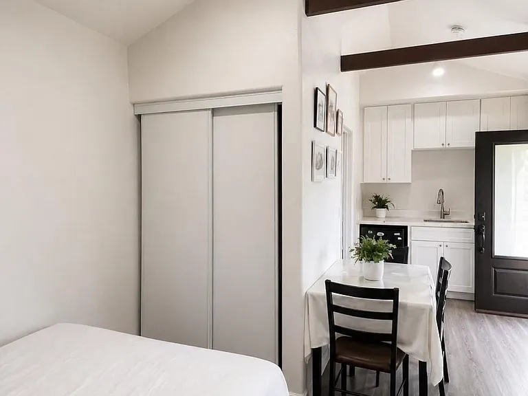 658 W Manor Dr #STUDIO — Photo 4
