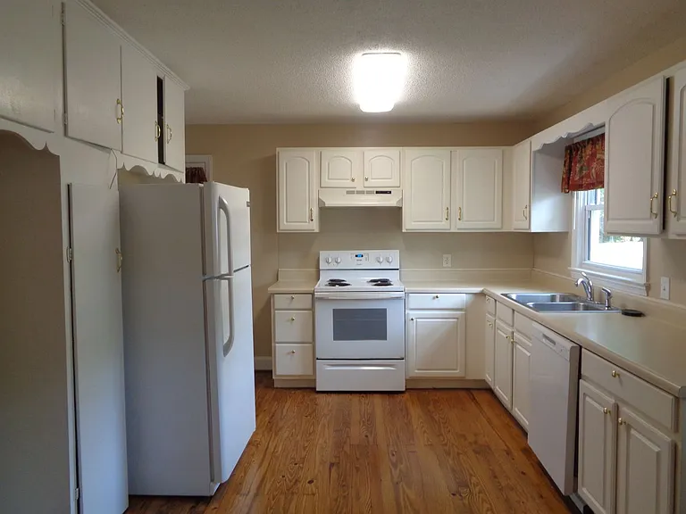 135 Lindbergh St — Photo 6