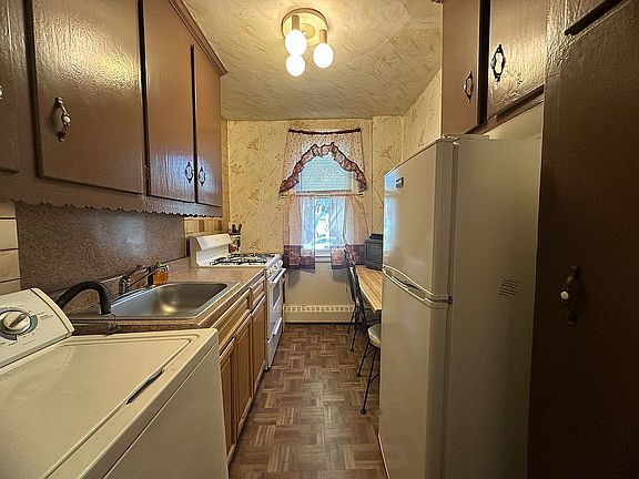 3rd image of 2038 E 58th St #128C