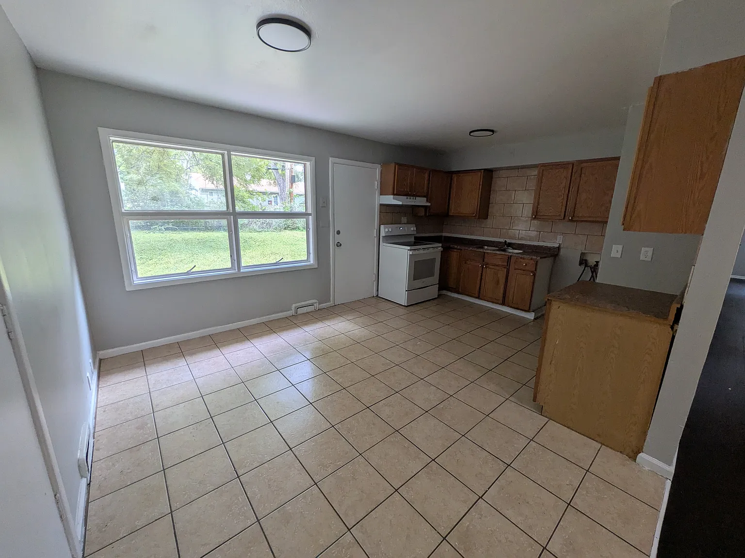 3 bed, 1.5 bath, 1200 sqft, $1,145 — Photo 3