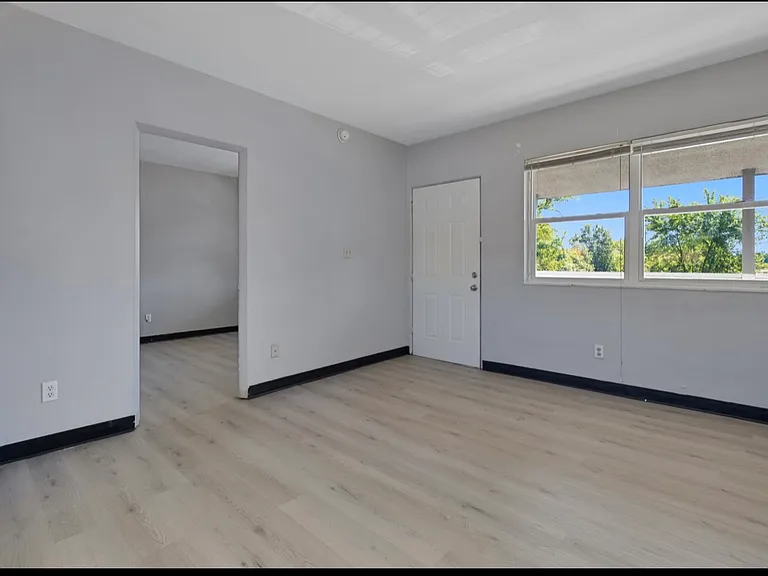 474 E Norwich Ave — Photo 4