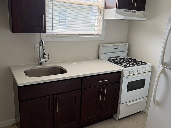 3rd image of 809 S 16th St Floor 2